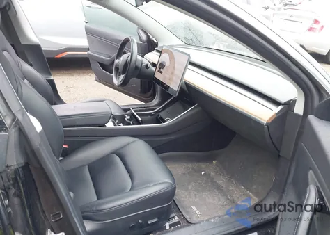 2018 Tesla Model 3 Long Range/Performance z USA, uszkodzony, nr VIN 5YJ3E1EB3JF064096